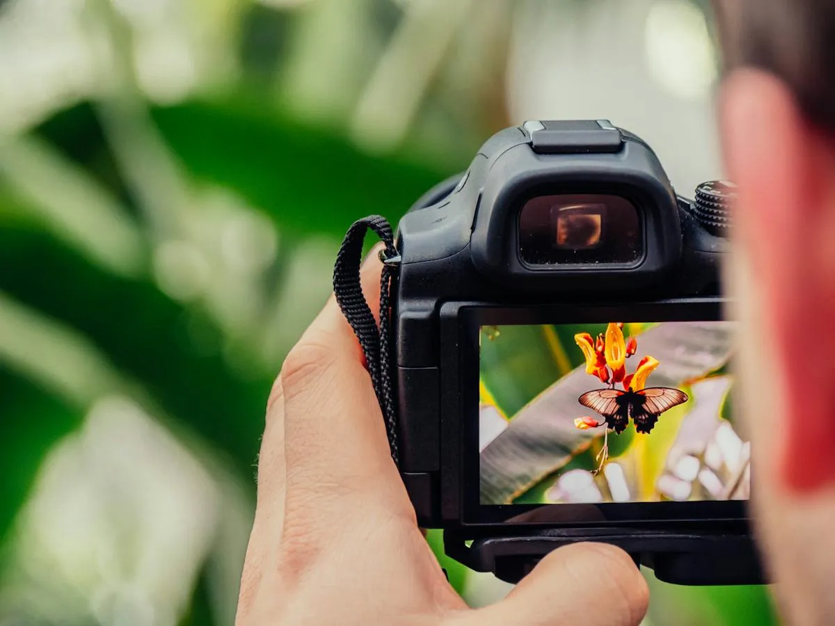 Fotograf bruker kamera til å fotografere blomster